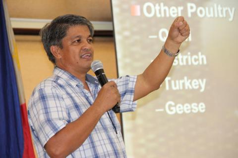 Dr. Rene Santiago of BAI National Swine and Poultry Research Development Center gives free lecture on poultry production.
