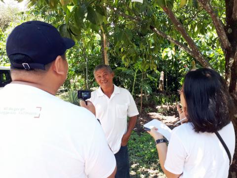 Vlogger Azrael Coladilla and DA-AFID staff Gumamela Celes Bejarin with Gerardo Cordero